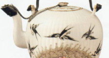 清代同治粉彩“燕燕于飞图”瓷壶（茶具图片）