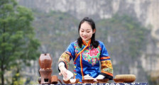 重庆黔江：城市大峡谷中秋茶会 百名茶艺师齐献茶道